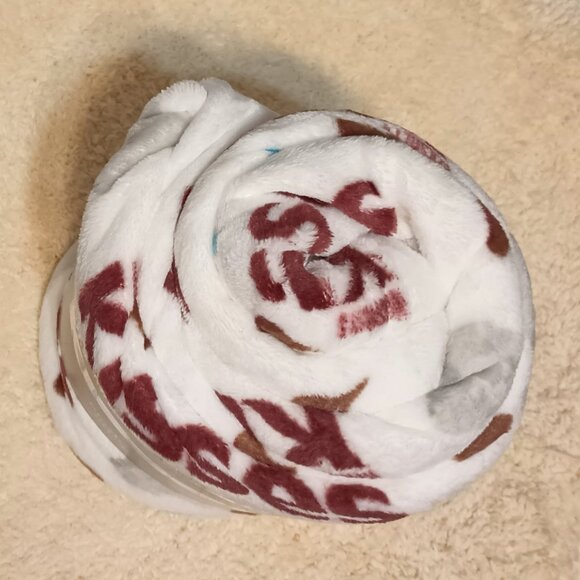 NWT ~ Officially Licensed Hershey’s Kisses Plush White Throw Blanket, 50” X 60” - Picture 8 of 11